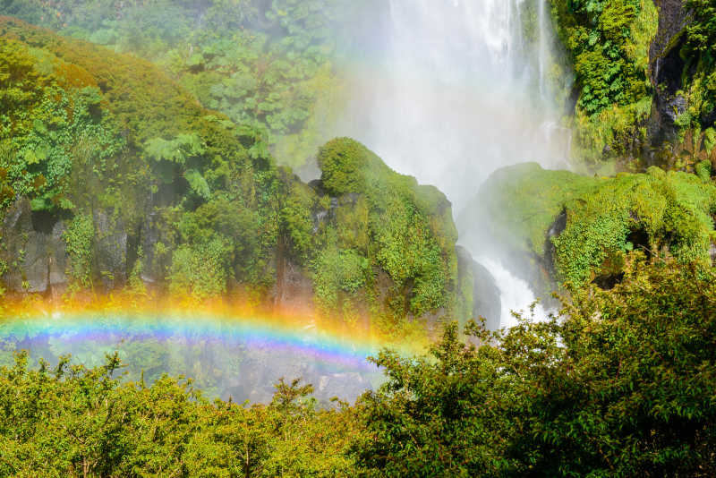 瀑布落下和阳光作用形成彩虹