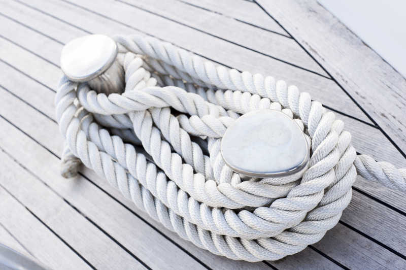 木板上用来固定船舶的绳子