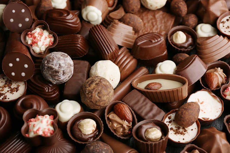 各种美味的巧克力糖果背景
