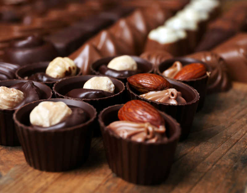 排列整齐地榛子巧克力