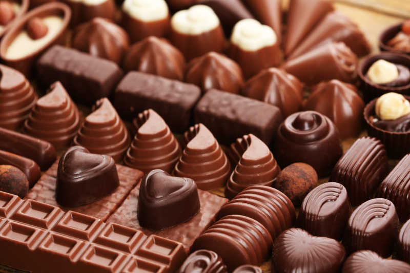 形状各异的巧克力糖果