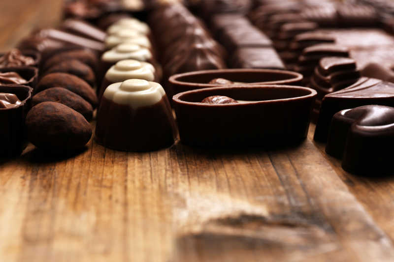 木制背景下美味的巧克力糖果