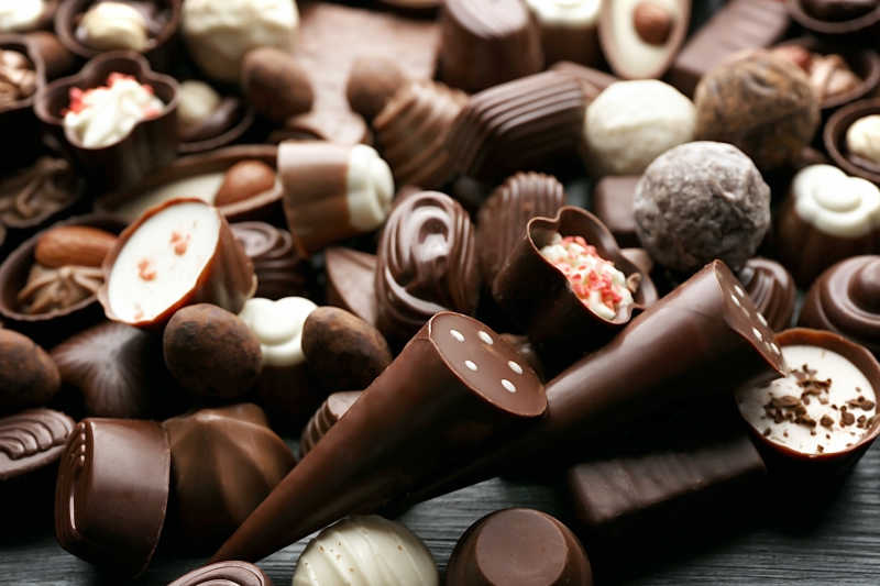 各种美味的形状各异的巧克力背景