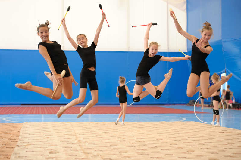 几个年轻的女子体操运动员在做跳高练习