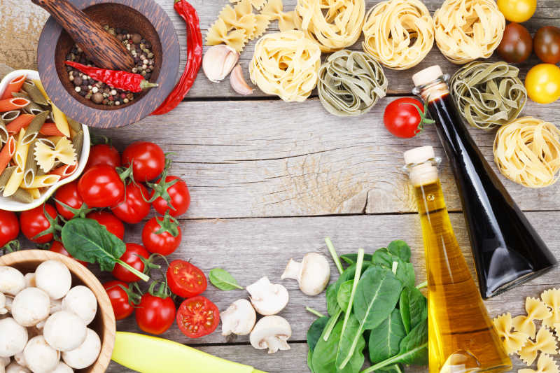 桌子上的意大利面番茄和橄榄油蘑菇