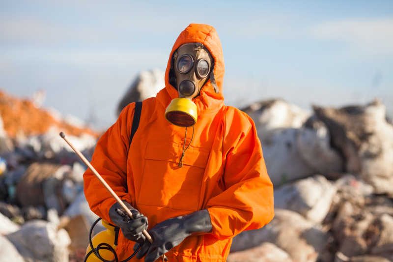 穿着防护服在垃圾场的环境工程师