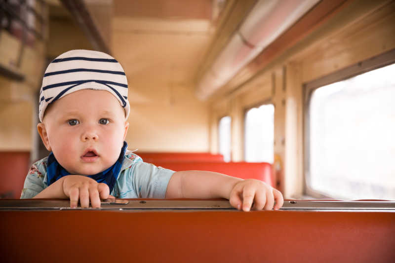 火车座椅上的可爱小男孩
