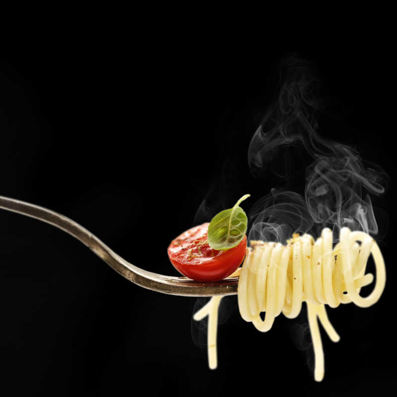 叉子上的番茄和意大利面