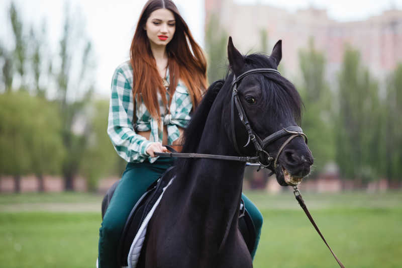 正在骑马的漂亮女孩
