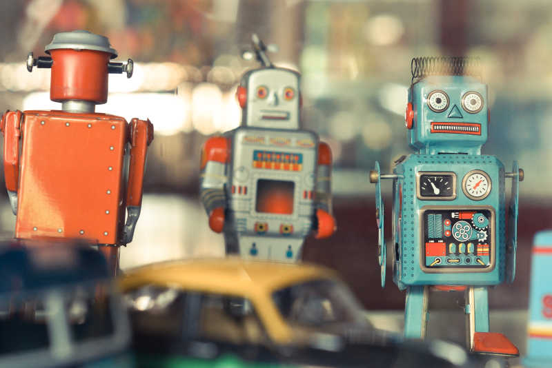 桌子上的机器人玩具和玩具车