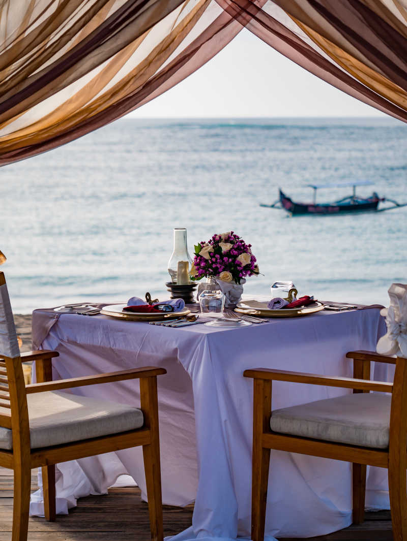 海滩上布置浪漫的晚餐