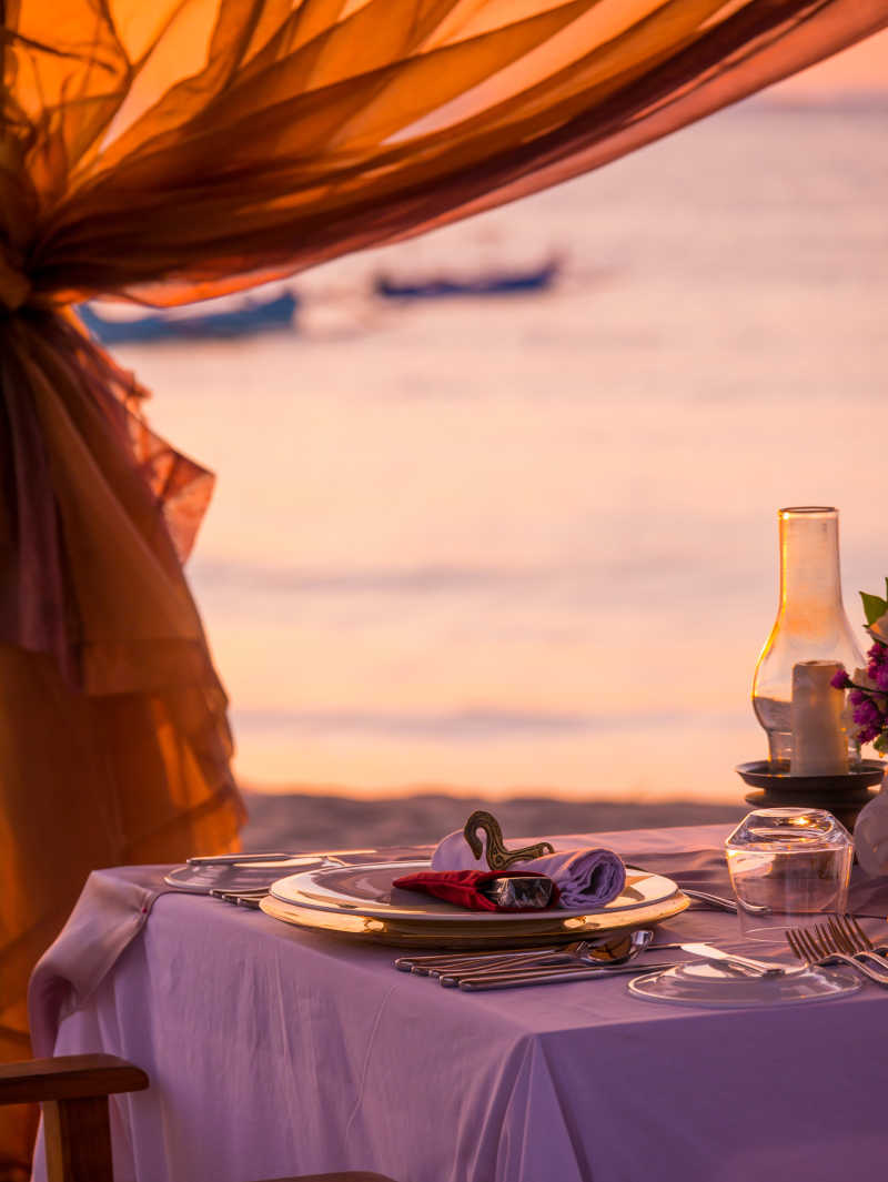 日落下海边浪漫的餐具