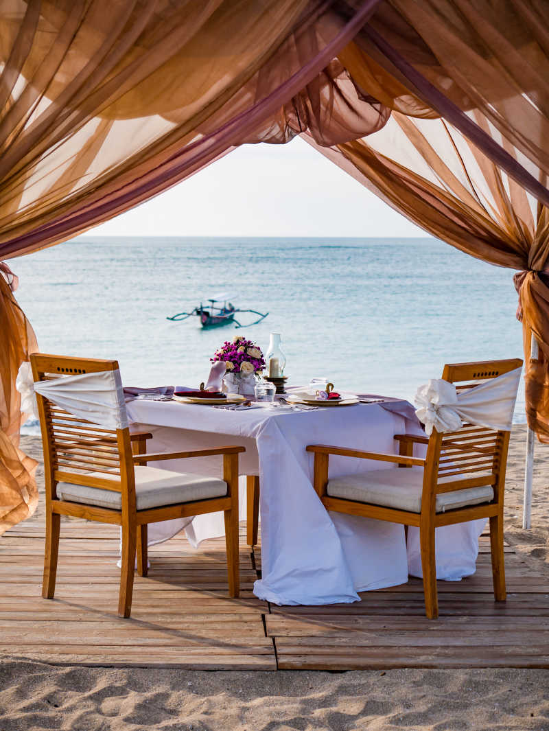 海滩上的桌椅浪漫晚餐
