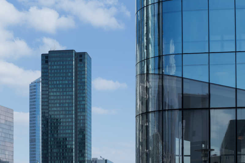 蓝天下玻璃立面的现代大楼
