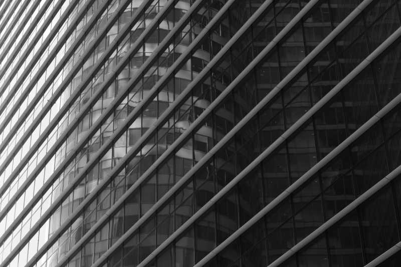 现代建筑的灰色玻璃幕墙