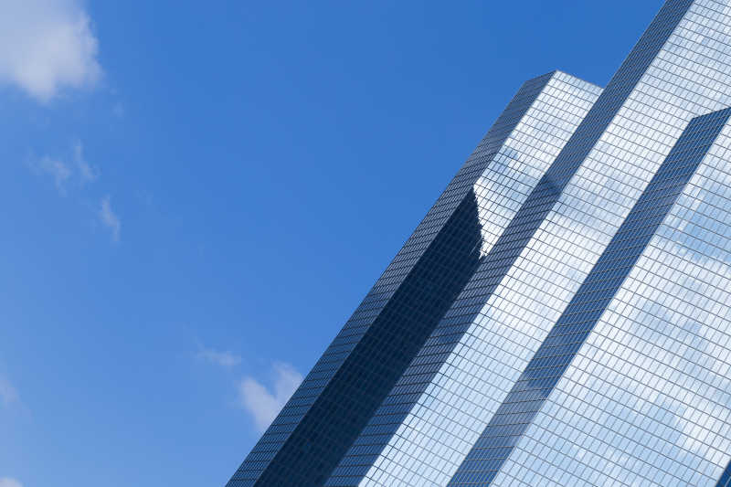 蓝天下玻璃立面的摩天大楼