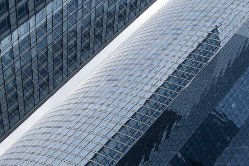 现代摩天大楼的玻璃幕墙