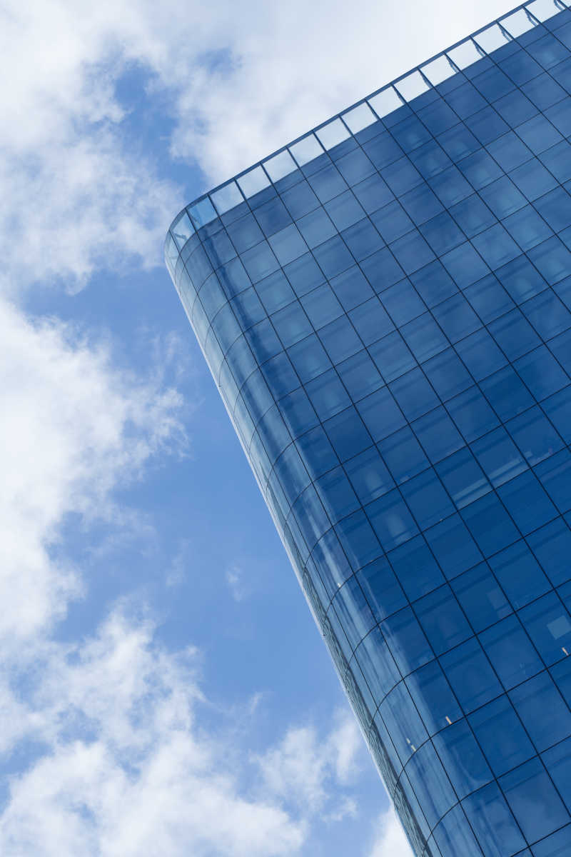 蓝天下立面玻璃的高楼大厦