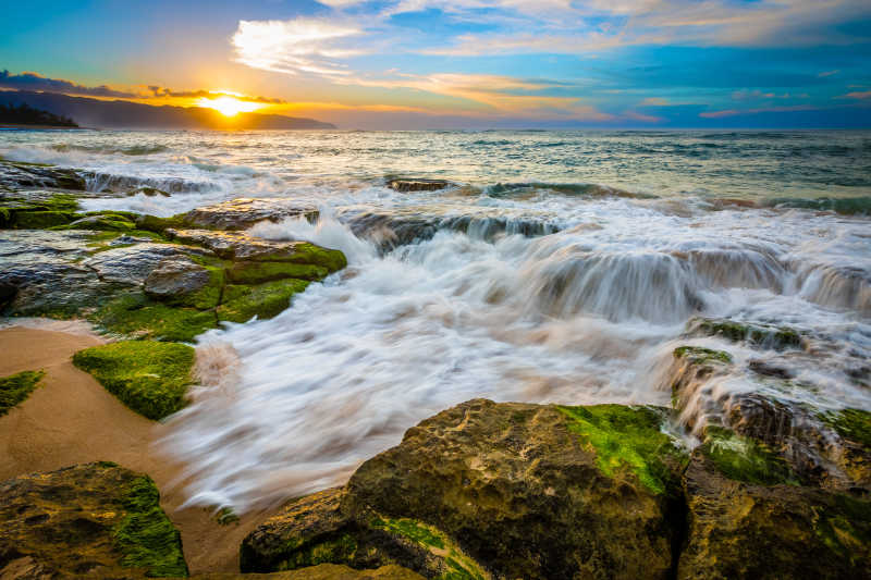 日落时分海水冲击岩石