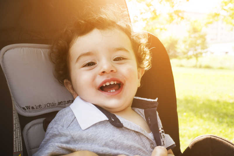 微笑的孩子坐在婴儿车上