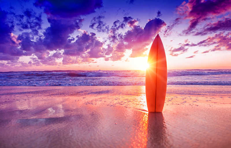 日落海滩上的冲浪板