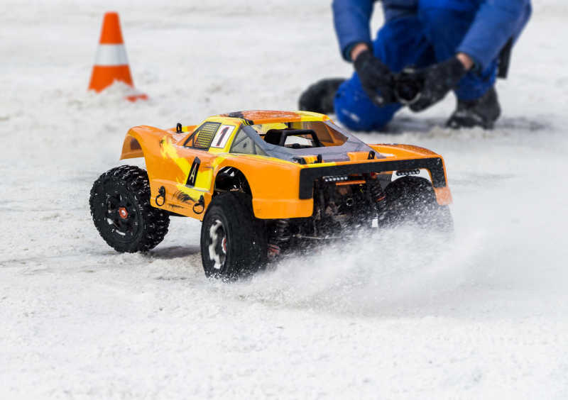 在冰面上行驶的遥控玩具车