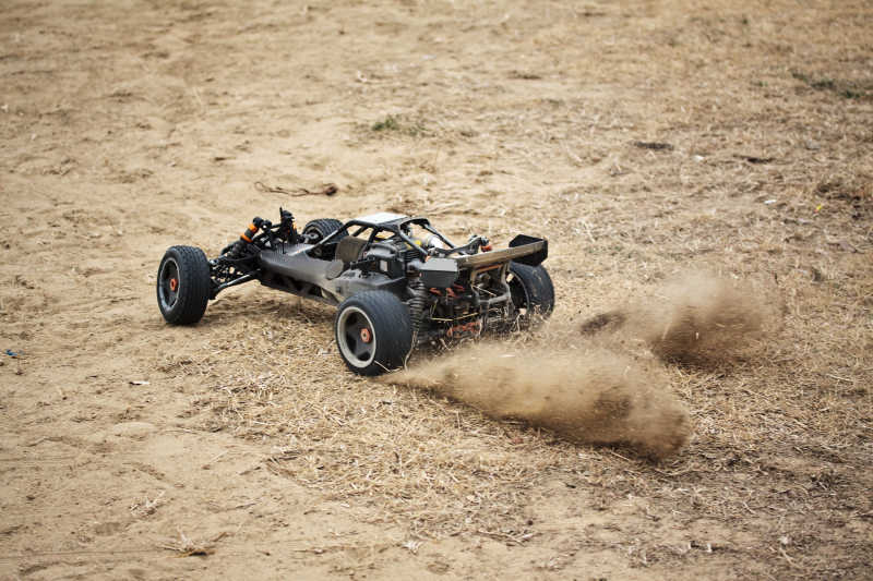 在沙地中飞驰的遥控玩具赛车
