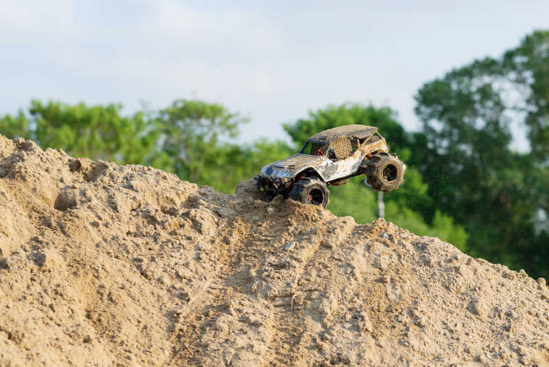 在沙子上表演的玩具遥控赛车
