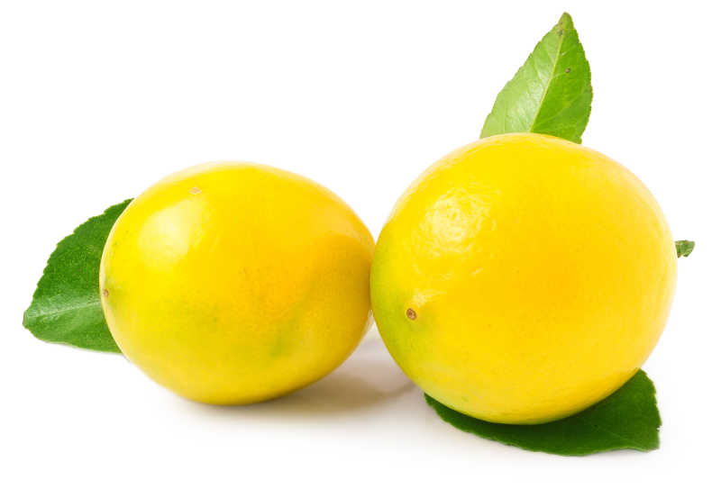 两个新鲜的白柠檬