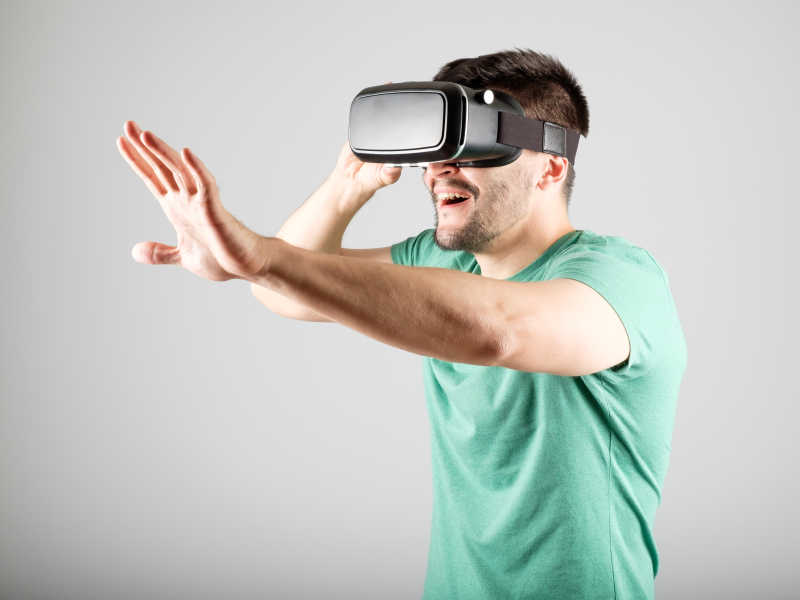 带着3D虚拟眼镜的男人惊喜的伸手去摸