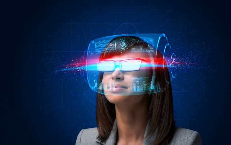 蓝黑色背景前模拟带着3D虚拟眼镜的女人