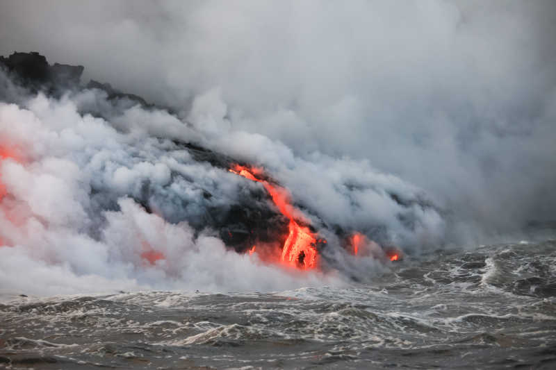 火山喷发后炽热熔岩流入海里