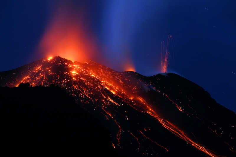 黑暗中的活火山喷发炽热熔岩