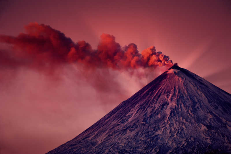 火山爆发天空变成红色