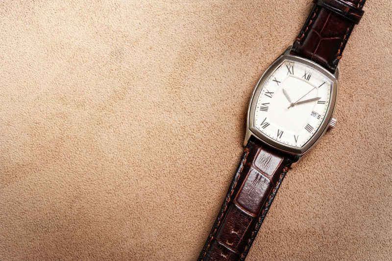 棕色背景上复古风格的豪华手表