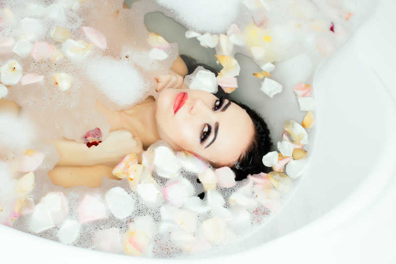 躺在浴缸花瓣水中的女人