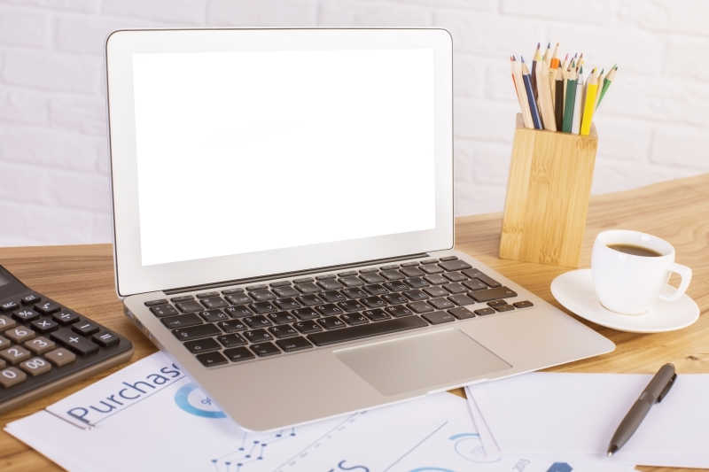 白色屏幕的笔记本电脑咖啡计算机和笔