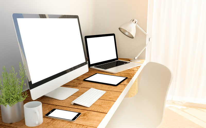 木桌上的白色屏幕电子数码产品
