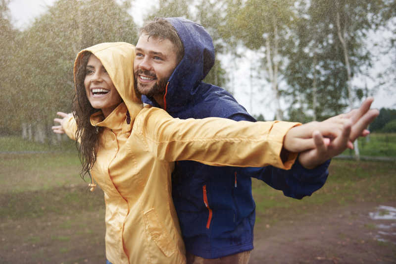 在雨中的快乐夫妇
