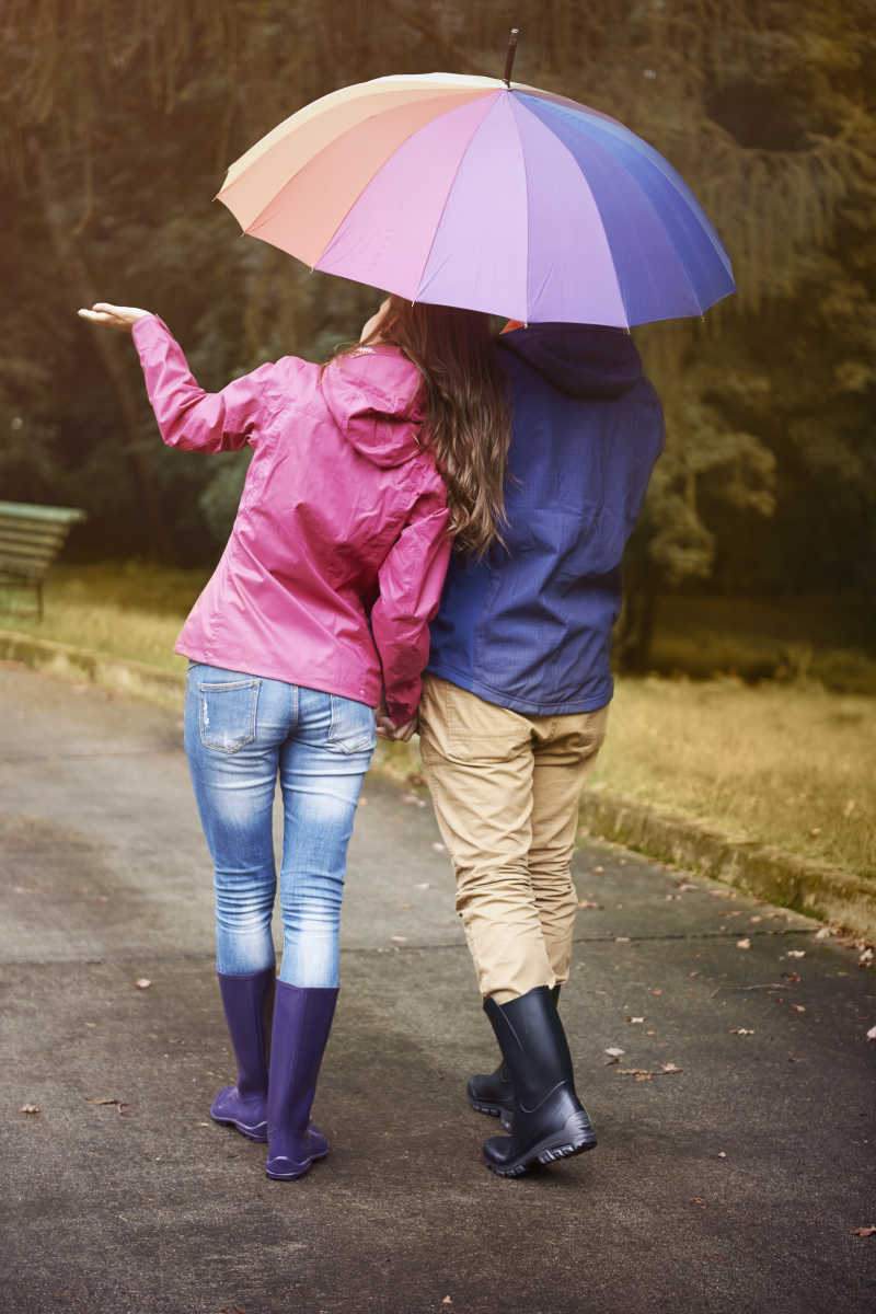 雨伞散步的情侣