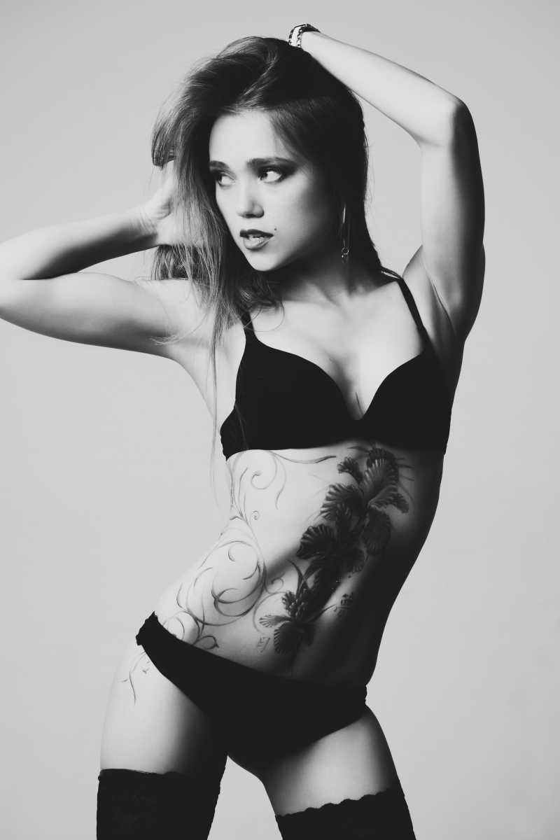 年轻性感的纹身女人
