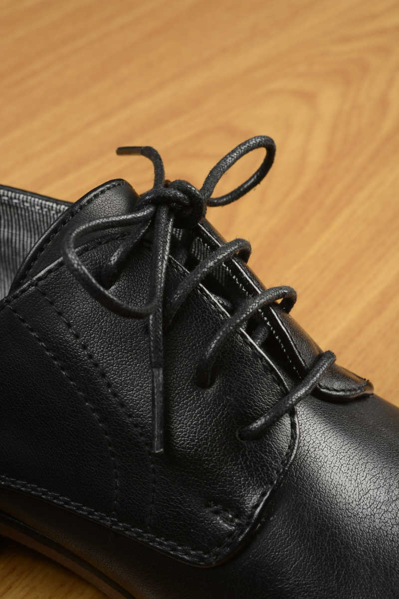 牛皮鞋的鞋带部位细节