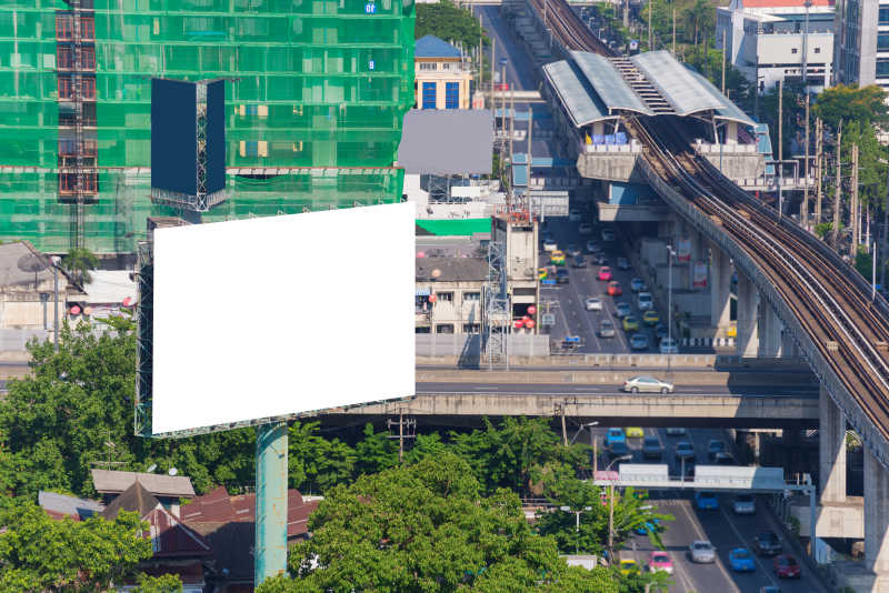 矗立在城市立交桥旁的大空白广告牌