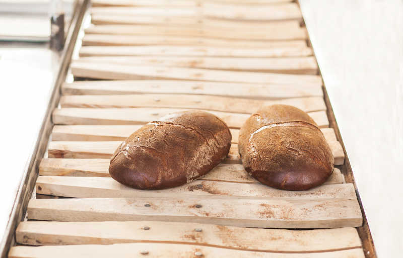 面包生产线上的烤面包