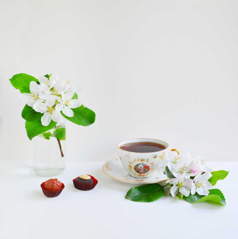 清新雅致的白色花朵和茶点