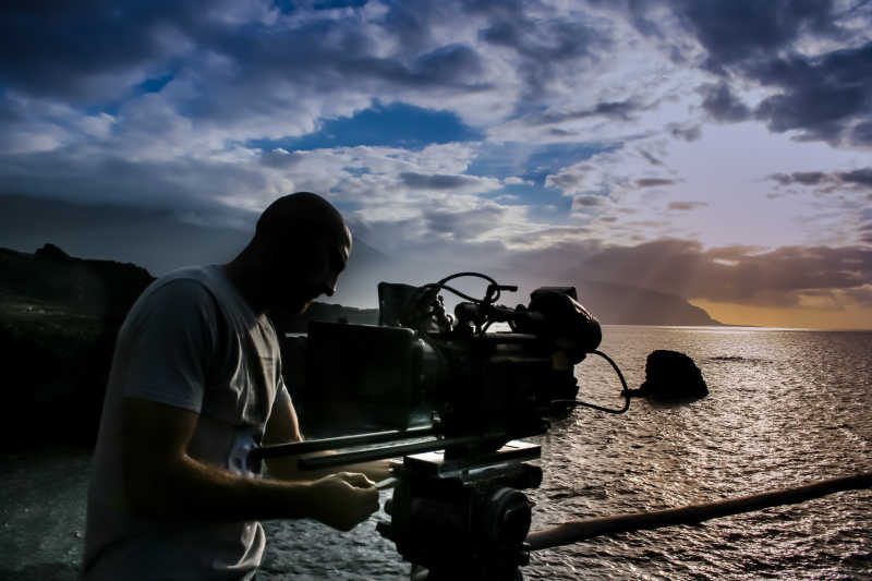 摄影师用相机拍摄海景