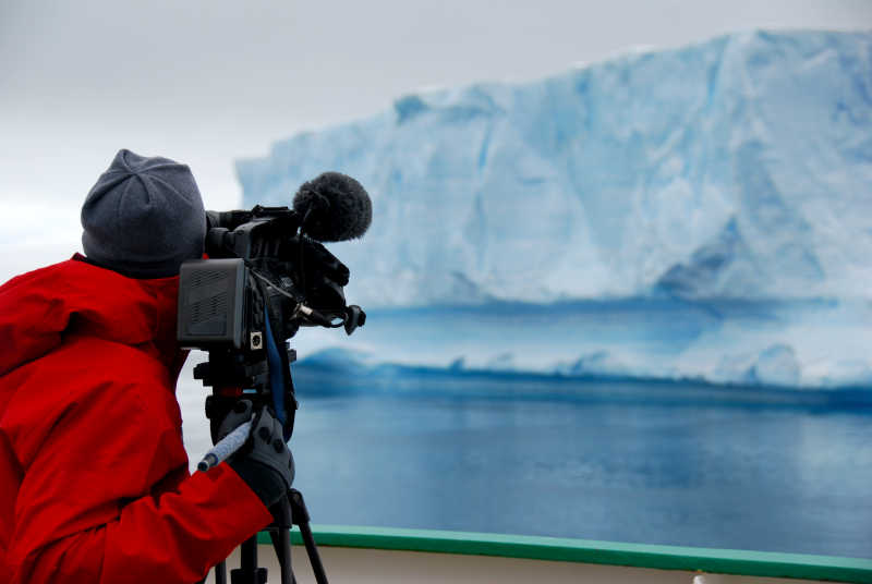拍摄南极冰山的摄影师