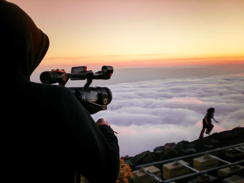 摄影师拍摄云海