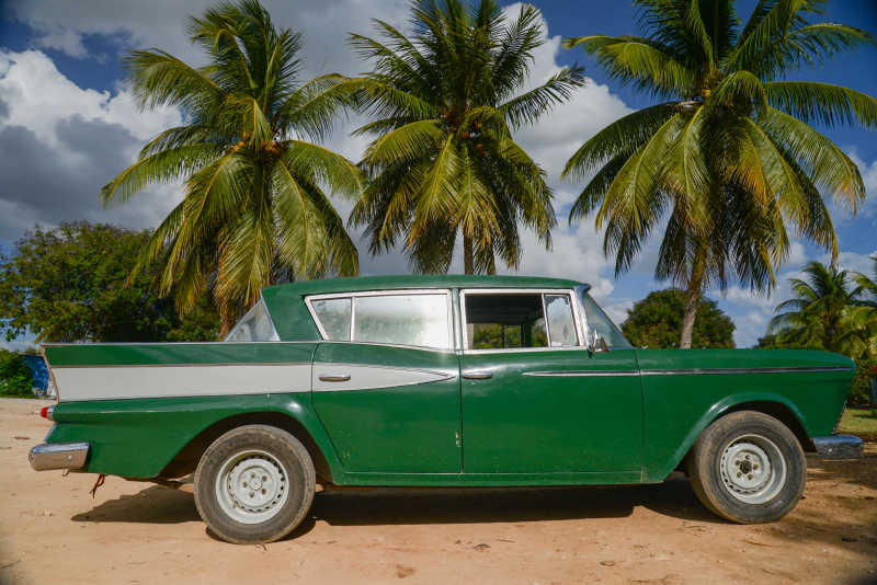 在哈瓦那的古巴街的老车
