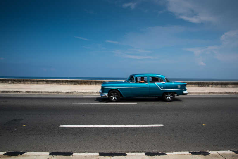 经典的美国车在古巴街上的哈瓦那